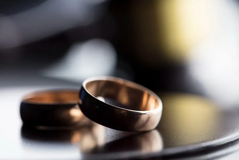 Två vigselringar – symbol för familjerätt, äktenskap, skilsmässa och bodelning