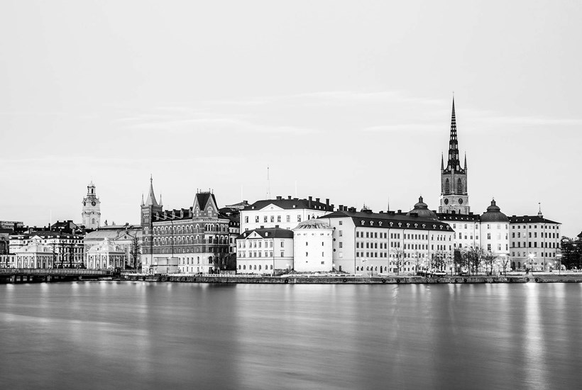 Vy över Riddarholmen i Stockholm – juridisk symbolik och närhet till domstolar och advokatbyråer