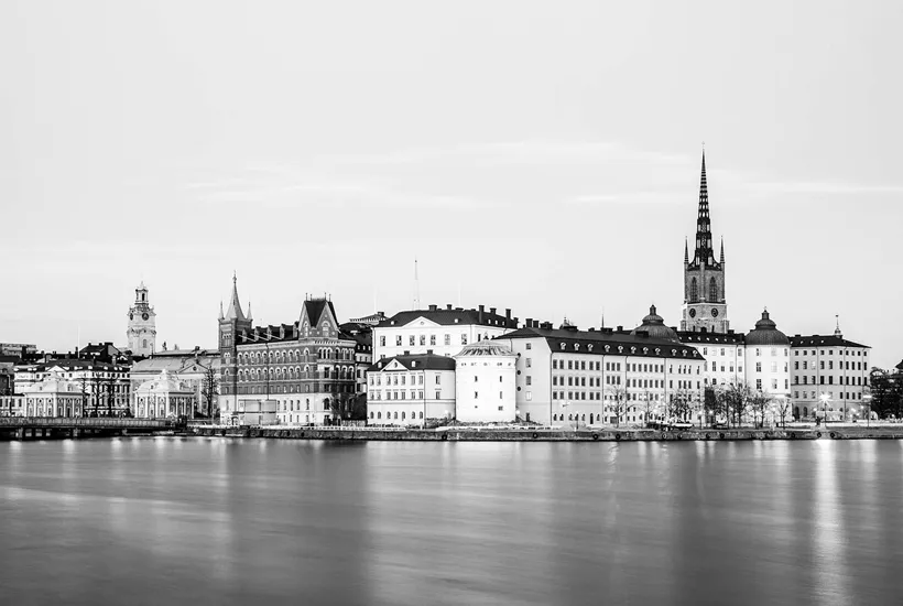 Vy över Riddarholmen i Stockholm – juridisk symbolik och närhet till domstolar och advokatbyråer
